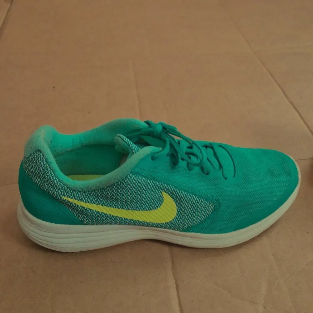 Nike Revolution 3 Women’s Size 6 Green White Athletic Running Shoes Sneakers